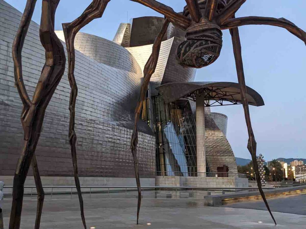 Maman spider outside the Guggenheim Museum in Bilbao, before it opened