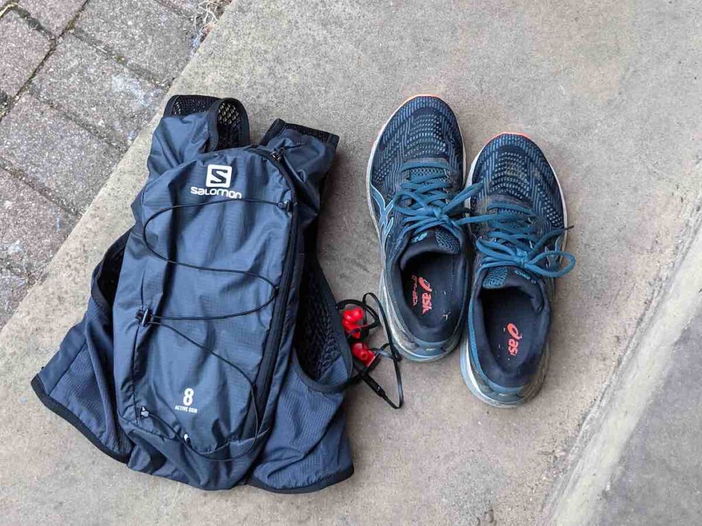 Running backpack and trainers for hot weather