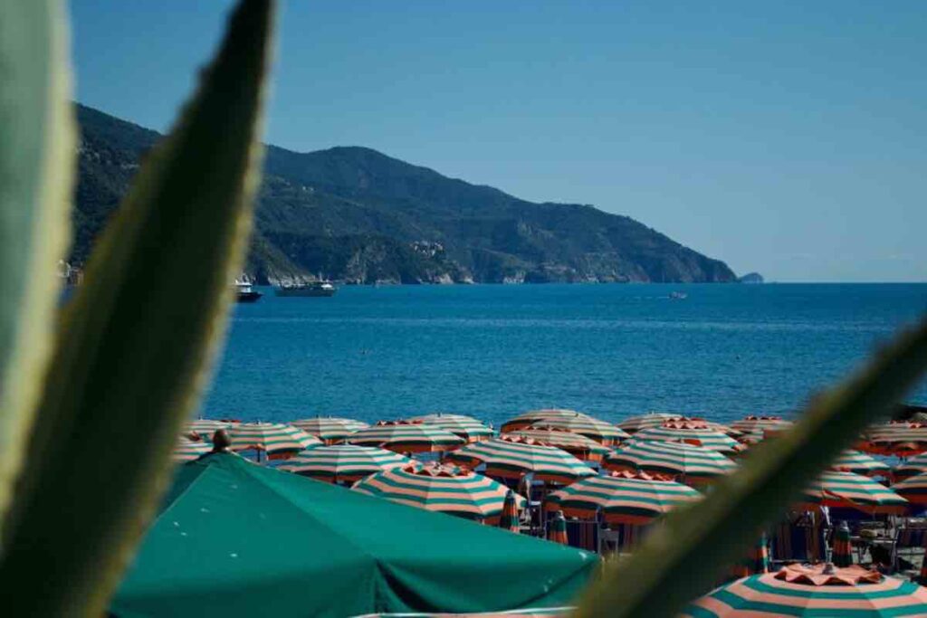 Private beach with sunbeds and umbrellas (Scoglio di Monterosso)